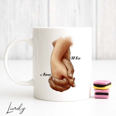 Персонализирана чаша за подарък "Ръце на влюбени"