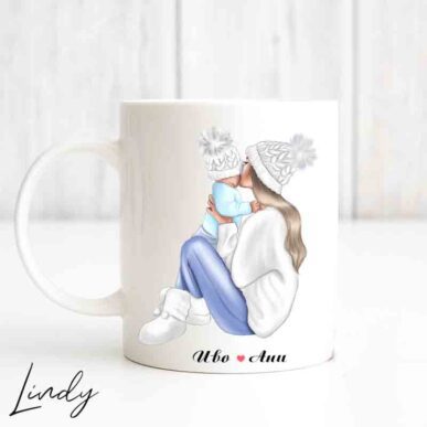 Персонализирана чаша за подарък "Майка с бебе момче със зимни шапки"