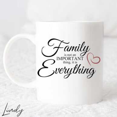 Чаша за подарък с надпис "Family is everything
