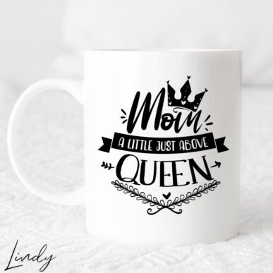 Чаша за подарък с надпис " Mom a little just abov queen"