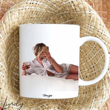 Персонализирана чаша за подарък "Момиче с телефон и вино"