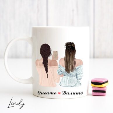 Персонализирана чаша за подарък "Две приятелки снимат"