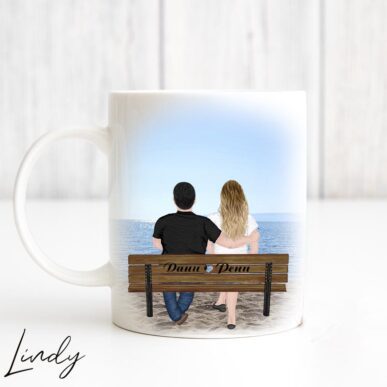 Персонализирана чаша за подарък "Влюбени на пейка"
