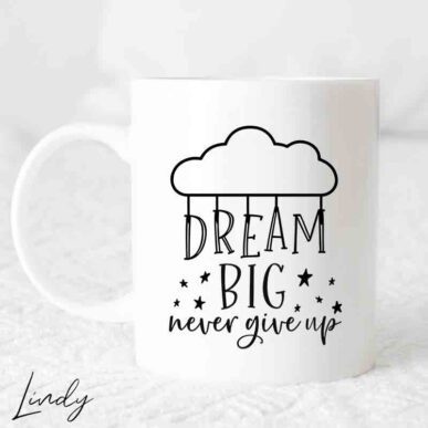 Чаша с надпис "Dream big, never give up"