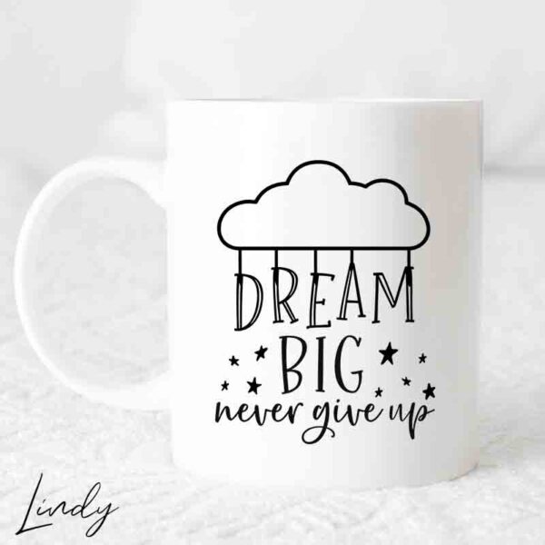 Чаша с надпис Dream big never give up