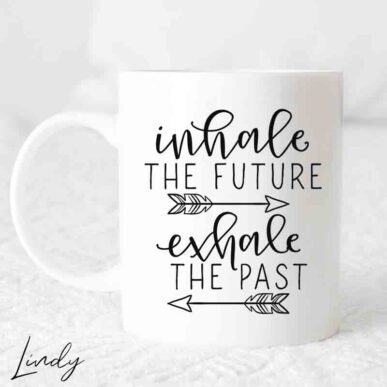 Чаша с надпис "Inhale the future exhale the past"