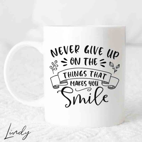 Чаша с надпис Never give up on the things that makes you smile