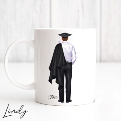 Персонализирана чаша с дизайн за момче, което се дипломира