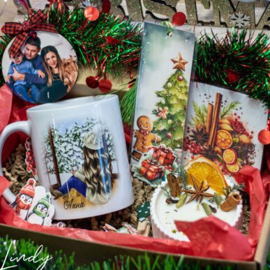 Коледен подаръчен комплект от чаша, ароматна коледна свещ, книгоразделител, подложка и орнамент за елха