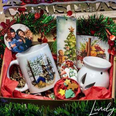 Коледен подаръчен комплект от чаша, ароматни коледни восъчни фигурки, арома лампа, книгоразделител, подложка и коледен орнамент