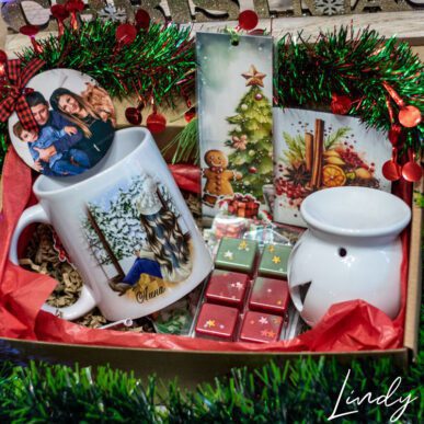 Коледен подаръчен комплект от чаша, ароматно восъчно шоколадче, арома лампа, книгоразделител, подложка и коледен орнамент