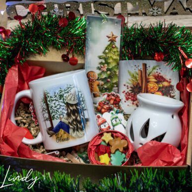 Коледен подаръчен комплект от чаша, ароматни коледни восъчни фигурки, арома лампа, книгоразделител и подложка за чаша