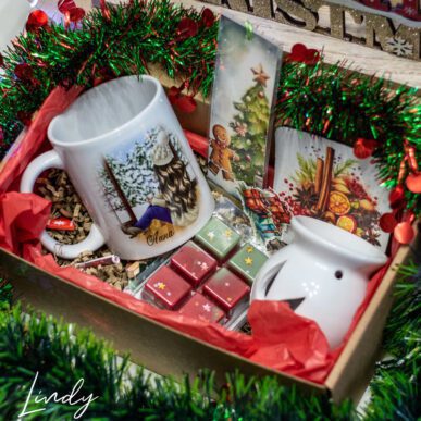 Коледен подаръчен комплект от чаша, ароматно восъчно шоколадче, арома лампа, книгоразделител и подложка за чаша