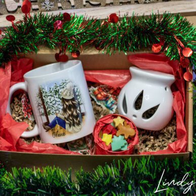 Коледен подаръчен комплект от чаша, ароматни коледни восъчни фигурки и арома лампа