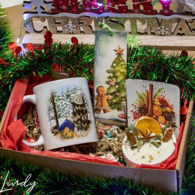 Коледен подаръчен комплект от чаша, ароматна коледна свещ, книгоразделител и подложка за чаша