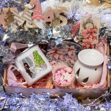 Коледен подаръчен комплект от канче, ароматни коледни восъчни фигурки, арома лампа, книгоразделител и подложка за чаша