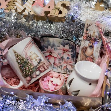 Коледен подаръчен комплект от чаша, ароматни коледни восъчни фигурки, арома лампа, книгоразделител и подложка за чаша