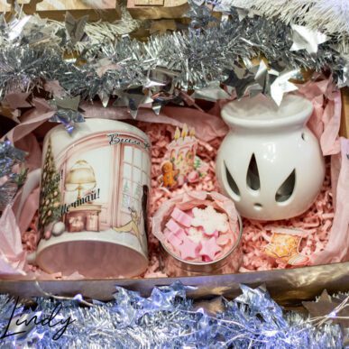 Коледен подаръчен комплект от чаша, ароматни коледни восъчни фигурки и арома лампа