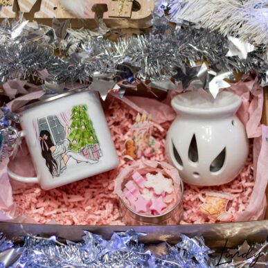 Коледен подаръчен комплект от канче, ароматни коледни восъчни фигурки и арома лампа