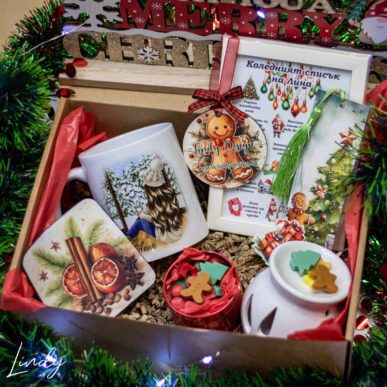 Коледен подаръчен комплект от чаша, ароматни коледни елементи, арома лампа, книгоразделител, подложка и постерче