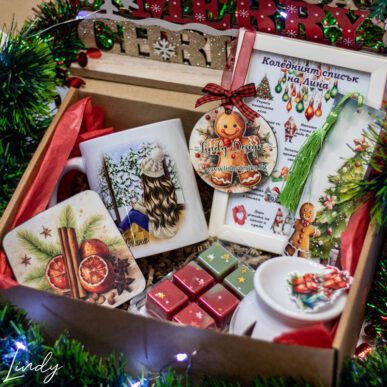 Коледен подаръчен комплект от чаша, ароматно восъчно шоколадче, арома лампа, книгоразделител, подложка, коледен орнамент и постерче