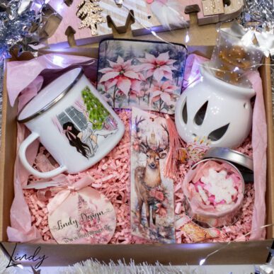 Коледен подаръчен комплект от канче, ароматни коледни восъчни фигурки, арома лампа, книгоразделител, подложка и коледен орнамент