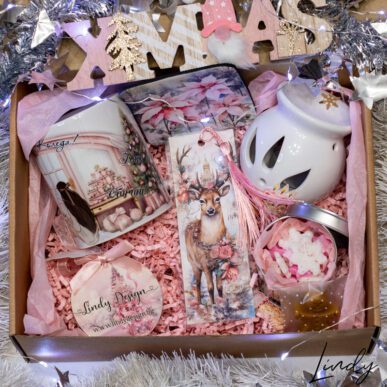 Коледен подаръчен комплект от чаша, ароматни коледни восъчни фигурки, арома лампа, книгоразделител, подложка и коледен орнамент (Копие)