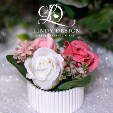 Керамична кашпа, декорирана със сапунени рози, добавка към подаръчни комплекти