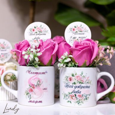 Малка керамична чашка, декорирана със сапунени рози