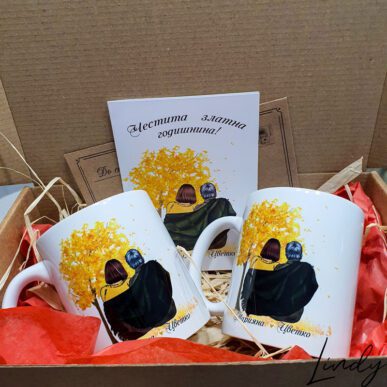 Ето и какво ще откриете в тази кутия: Два броя персонализирана керамична чаша - може да изработим с всички дизайни от категория "Керамични чаши" . Персонализирана картичка - вижте повече информация и детайли за продукта тук.