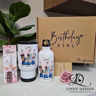 Ето и какво ще откриете в тази кутия: Персонализирана термо чаша - може да изработим с всички дизайни от категория "Керамични чаши" . Детайли за продукта може да видите от ТУК. Персонализирано джобно огледало. Може да избирате под форма на сърце или квадрат. Детайли относно продукта може да видите ТУК. Персонализиран ламиниран книгоразделител. Повече информация моде да витите ТУК.