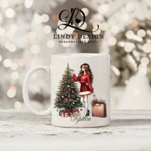Персонализирана чаша за подарък Коледно момиче пред елха