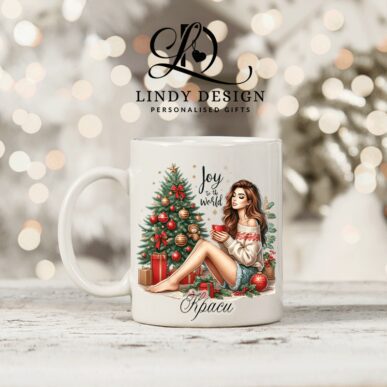 Персонализирана чаша за подарък "Момиче пред коледна елха"