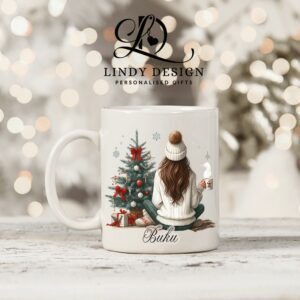 Персонализирана чаша за подарък Момиче пред коледна елха