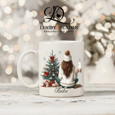 Персонализирана чаша за подарък "Момиче пред коледна елха"