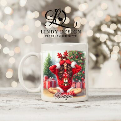 Персонализирана чаша за подарък Момиче пред коледна елха