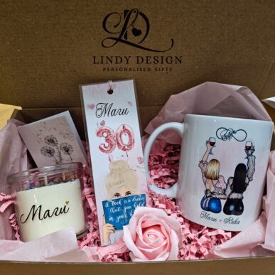 Персонализиран подаръчен комплект от керамична чаша, свещ и книгоразделител