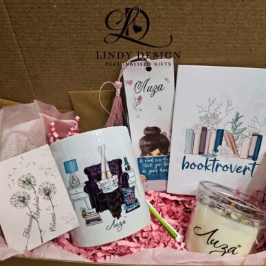 Персонализиран подаръчен комплект от керамична чаша, свещ, картичка и книгоразделител