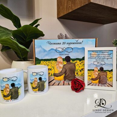 Персонализиран подаръчен комплект за семейство от две чаши и настолна рамка