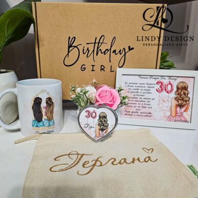 Персонализиран подаръчен комплект от керамична чаша, огледало, несесер, цветна аранжировка и настолна рамка