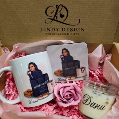 Персонализиран подаръчен комплект от керамична чаша, свещ и гумена подложка