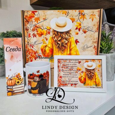 Персонализиран подаръчен комплект от керамична чаша, книгоразделител и настолна рамка