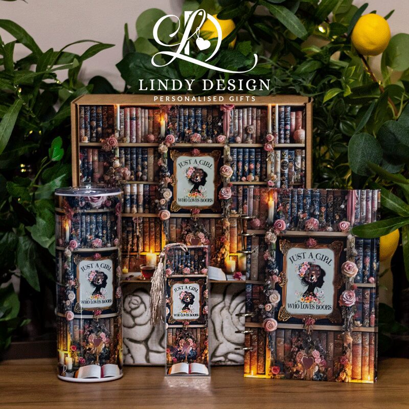 Подаръчен комплект Just a Girl Who Loves Books  тъмблер бележник и книгоразделител | Lindy Design | Чаша за подарък | Чаша по поръчка Подаръчен комплект Just a Girl Who Loves Books  тъмблер бележник и книгоразделител