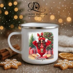 Емайлирано канче Момиче пред коледна елха